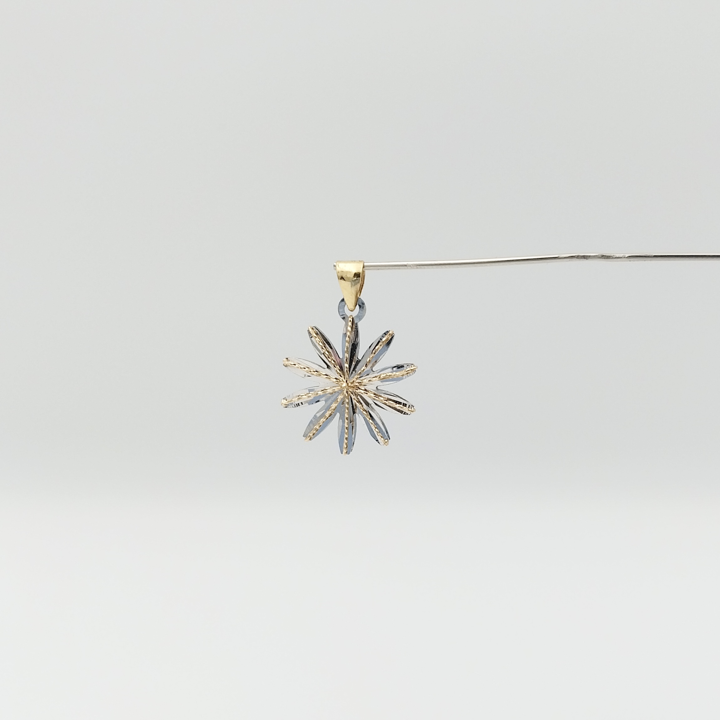 Daisy 18k Pendent