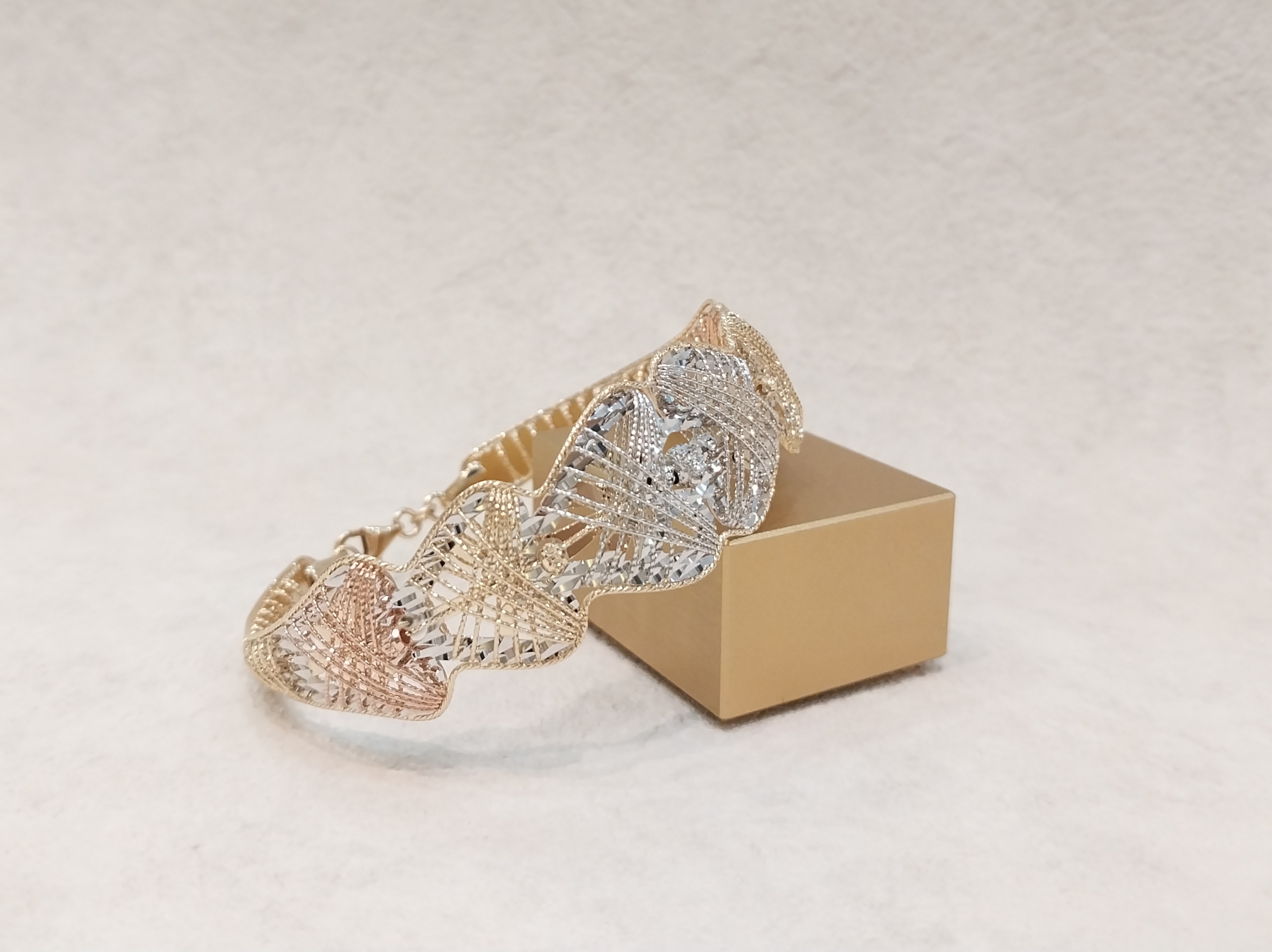 Very elegant, Italy Gold 18k Styling Bangle