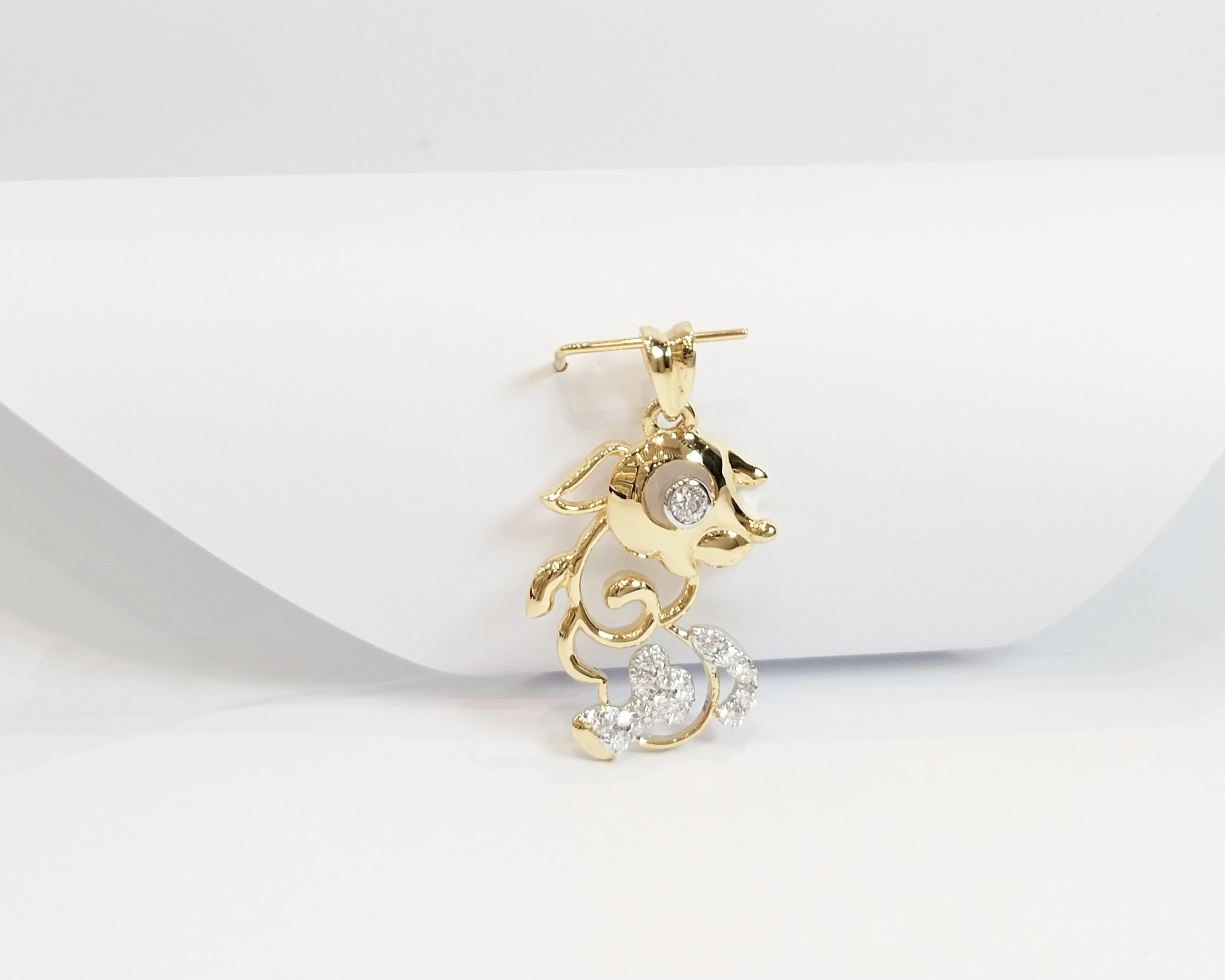 Doggie, Diamond pendent